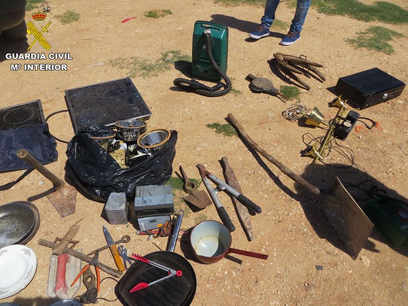 El Equipo Roca de la Guardia Civil de Cuenca detiene a una persona por robar en cercados agrícolas de Las Pedroñeras