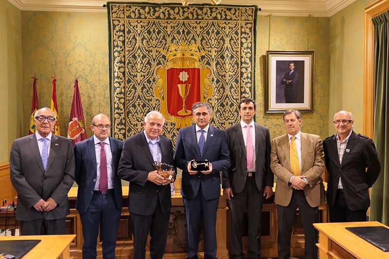 El alcalde de Miami espera que su ciudad se convierta en el puente de salida de muchos visitantes hacia Cuenca