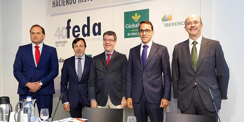 El director general de Globalcaja, con el ministro Álvaro Nadal en el 40 aniversario de FEDA