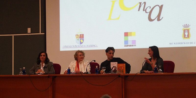 El escritor Antonio Iturbe defiende la labor de las bibliotecas, donde dice sentirse ciudadano