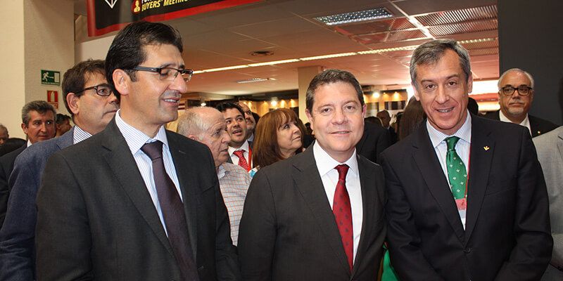 El presidente de Caja Rural Castilla-La Mancha visita Fenavin 2017