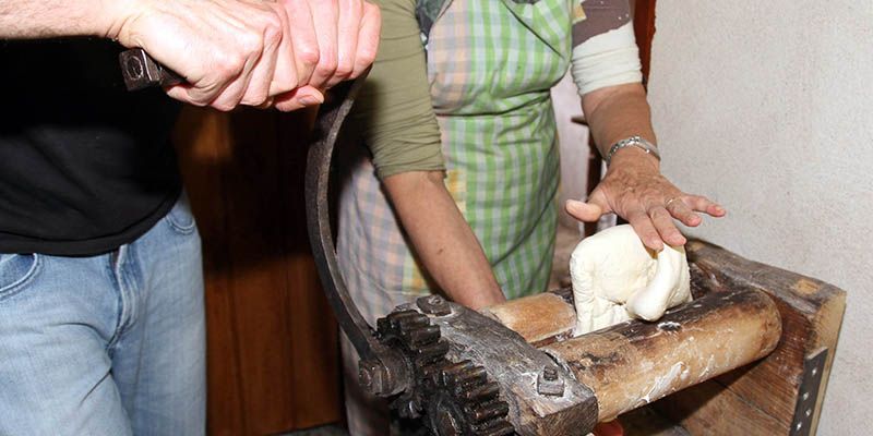 En Almiruete hubo pan y bollos para quienes se acercaron a celebrar el Día de la Colación