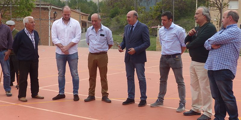 José Manuel Latre inaugura la pista polideportiva de Poveda de la Sierra