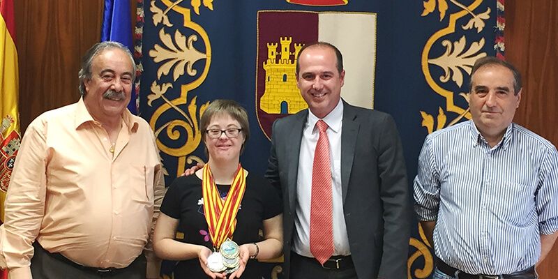La Junta felicita a la nadadora Marta Martínez, “una deportista con un presente brillante y un futuro aún más prometedor”