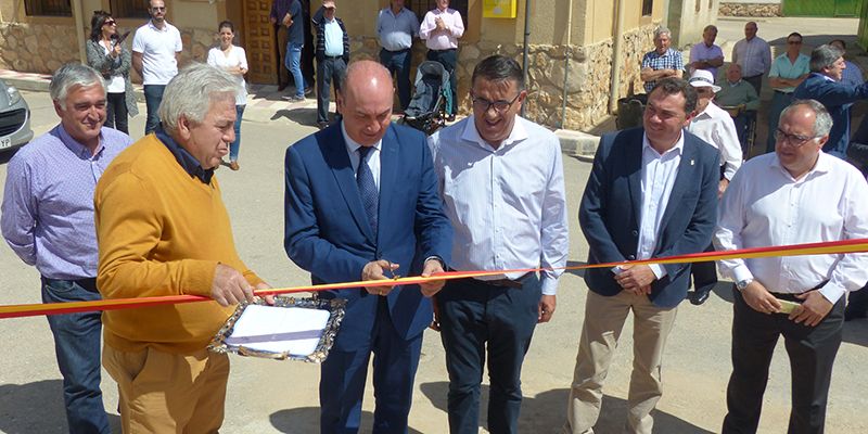 Latre inaugura las obras de reforma de la Plaza Mayor del Pozo de Almoguera