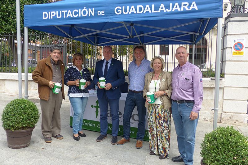 Latre muestra su apoyo a la Asociación Española Contra el Cáncer