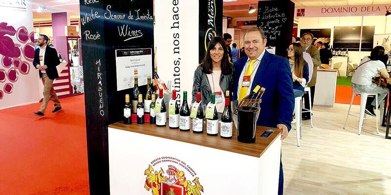 Mercedes Herreras se interesa por cómo les ha ido en FENAVIN a las bodegas y cooperativas vitivinícolas de la provincia