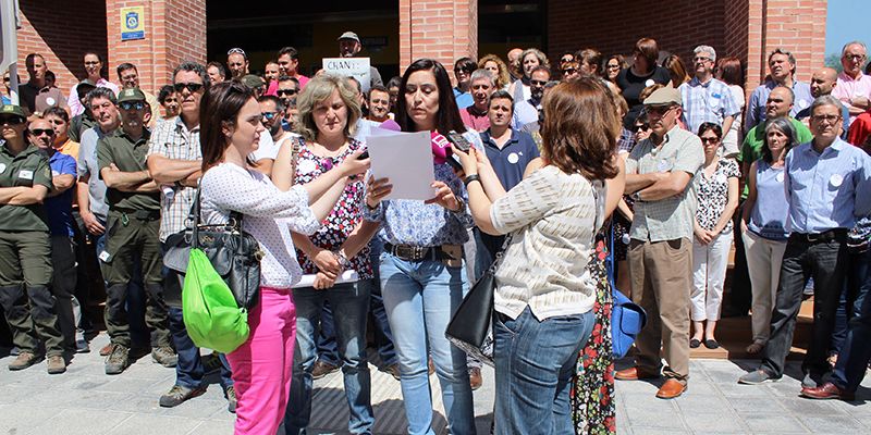 Santos López se suma a la concentración convocada por los trabajadores en apoyo a los técnicos de caza y pesca de Guadalajara