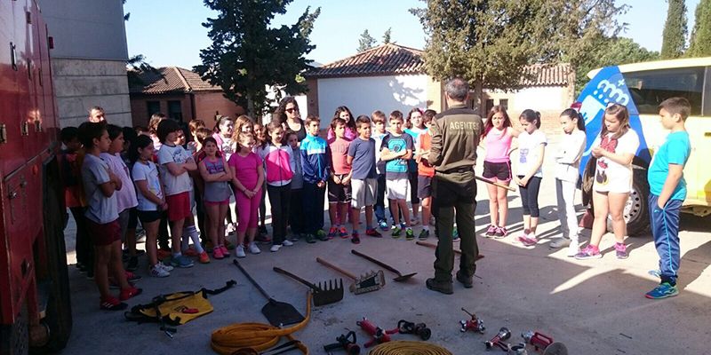 Trabajadores del Plan INFOCAM forman a los escolares de la región en la prevención de incendios