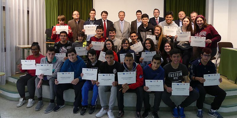 Treinta alumnos del Hervás y Panduro reciben sus diplomas por participar en la actividad Un Día en la Empresa
