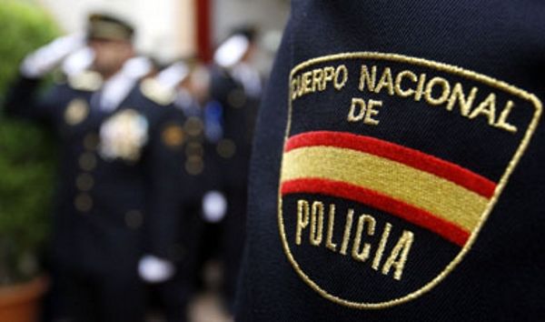 Un policía nacional fuera de servicio retuvo a tres jóvenes, uno de ellos menor de edad, como presuntos autores de un robo con fuerza, tras sorprenderlos cuando salían de una vivienda a las afueras de Cuenca. El agente se había percatado de la presencia de una joven en actitud vigilante, fuera de la vivienda, cuando otros dos jóvenes salieron a gatas por el cuarterón inferior de la puerta de acceso a la casa, ha informado hoy la Delegación del Gobierno en una nota de prensa. El agente de la Policía Nacional retuvo a los tres jóvenes en el lugar de los hechos hasta la llegada de dotaciones policiales uniformadas, que, a su llegada, procedieron a la detención de los jóvenes, dos varones y una mujer, como presuntos autores de un delito de robo en grado de tentativa. A los jóvenes les fueron intervenidas en ese momento diversas joyas que acababan de sustraer del interior del domicilio.