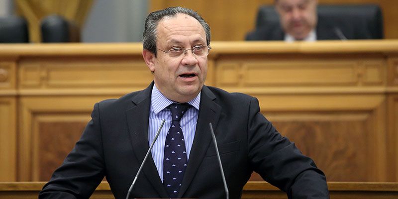 Velázquez se harta de dar razones para que Ruiz Molina dimita