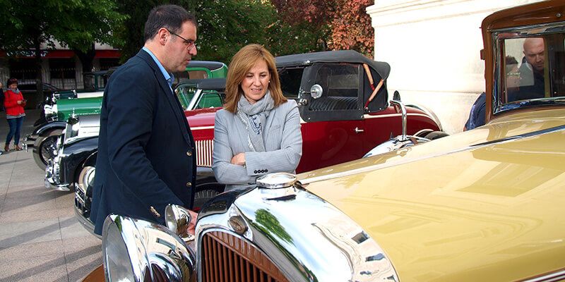 Gran expectación en los jardines de Diputación con la II Concentración de Coches Antiguos en Cuenca