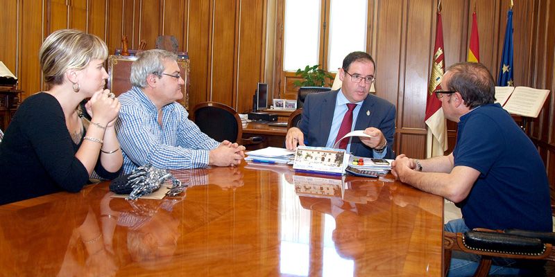 Prieto agradece a la Santa Cena el nombramiento de la Diputación como Hermano Mayor Honorífico Institucional