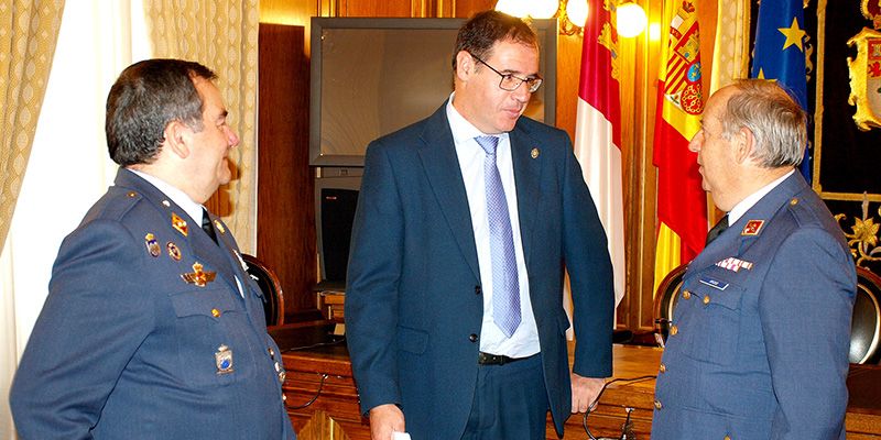 Diputación de Cuenca abre sus puertas al Ejército del Aire con la exposición ‘Volar: historia de una aventura’