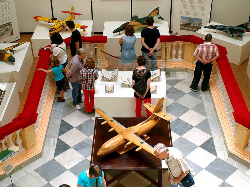 La exposición del Ejército del Aire en la Diputación de Cuenca despierta expectación en sus primeras horas de apertura al público