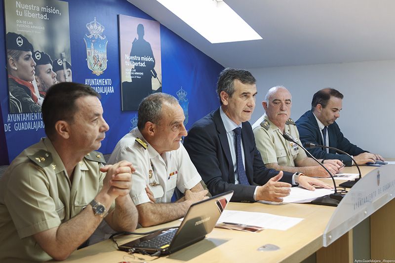 No vaya a lo loco... Si quiere ver el desfile de las Fuerzas Armadas en Guadalajara, aquí tiene toda la información