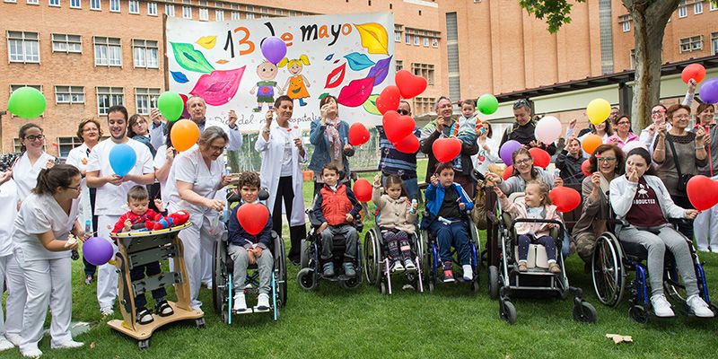 Éxito de la convocatoria de lanzar besos en los hospitales de Castilla-la Mancha por el Día del Niño Hospitalizado