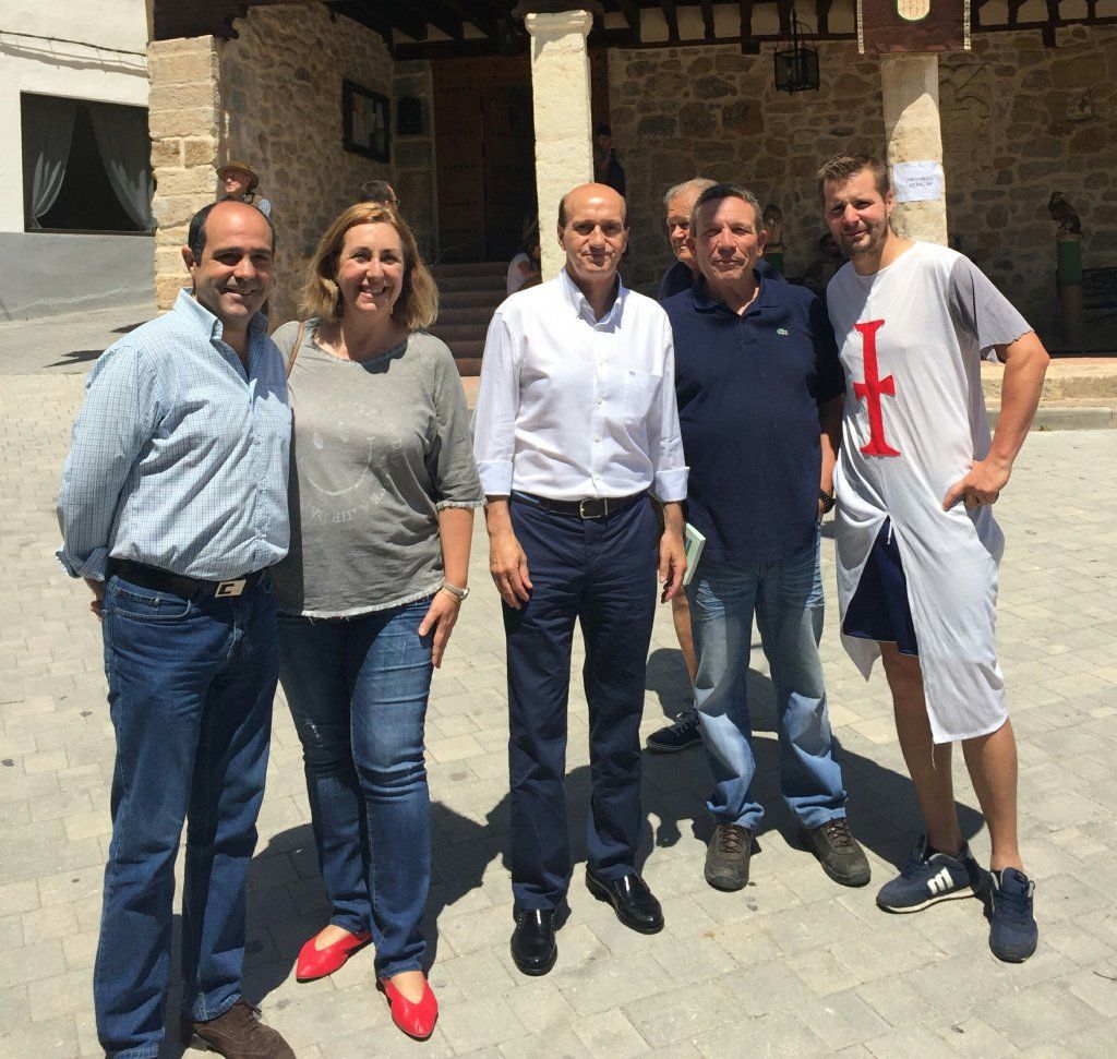 Sánchez-Seco asiste al mercado medieval de Auñón