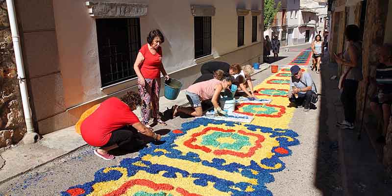 Almonacid de Zorita se une en torno a las alfombras del Corpus Christi