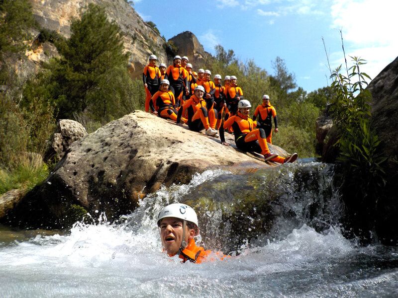 Alumnos del IES San Juan del Castillo de Belmonte practican descenso de cañones con el Programa Somos Deporte 16-18