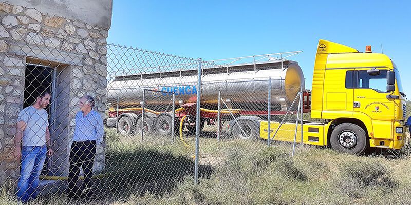 Diputación de Cuenca suministra 35.000 litros de agua potable a Arcos de la Sierra tras sufrir graves daños la bomba del agua por un rayo