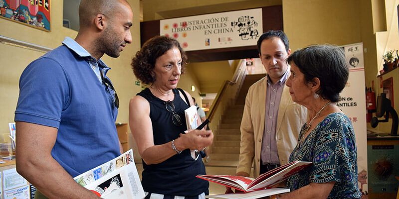 El Maratón de los Cuentos trae hasta la Biblioteca de Guadalajara una exposición con 185 libros ilustrados chinos