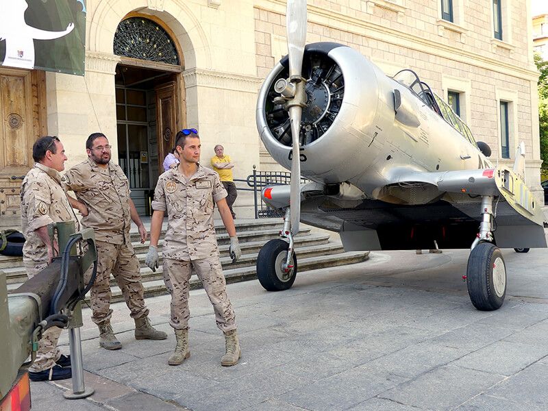 El avión militar histórico T-6 Texan y el motor de un Phantom se incorporan a la exposición del Ejército del Aire en la Diputación 2 El avión militar histórico T-6 Texan y el motor de un Phantom se incorporan a la exposición del Ejército del Aire en la Diputación