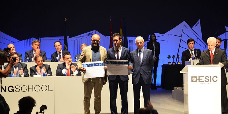 El egresado Carlos Sánchez-Camacho, premiado por un estudio sobre la relación de las redes sociales y la música