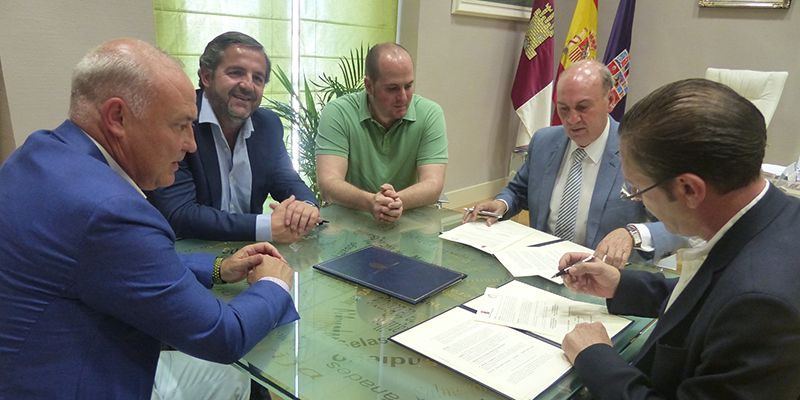 El presidente de la Diputación firma un convenio de colaboración con la Asociación Deportiva Ciudad de Guadalajara