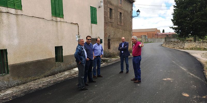 El presidente de la Diputación vista las obras de la carretera que une Estriégana y Saúca