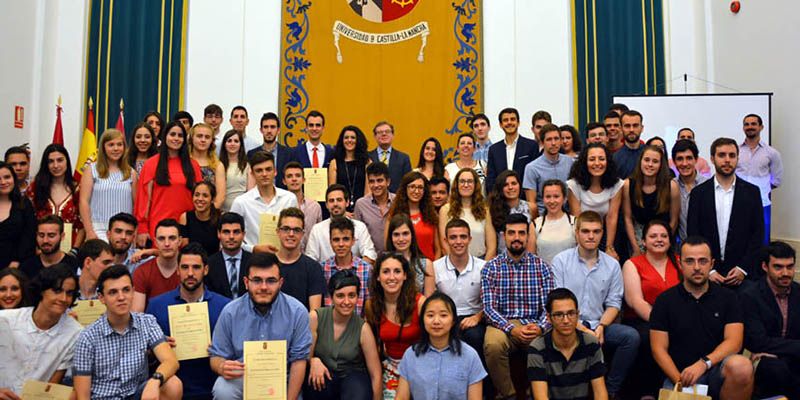 El rector recibe a los estudiantes destacados en el curso 20162017
