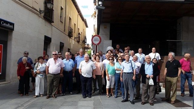 Entregan más de 1.500 firmas contra la instalación de una granja porcina en Cinvocillas