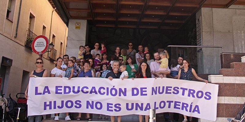 Familias de Guadalajara perjudicadas por el proceso de admisión de alumnos reclaman soluciones a la escolarización de sus hijos