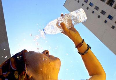 Hace muchísimo calor, no olvide adoptar medidas de precaución para afrontar las altas temperaturas 3 Hace muchísimo calor, no olvide adoptar medidas de precaución para afrontar las altas temperaturas