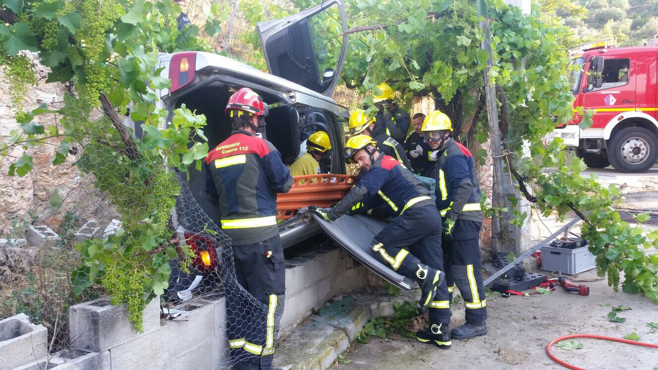 Herido un hombre al caer con su coche por un terraplén en el casco urbano de Enguídanos