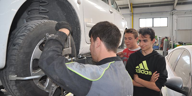 La Asociación de Talleres de Reparación de Automóviles de Cuenca recomienda hacer un chequeo al coche antes de salir de vacaciones