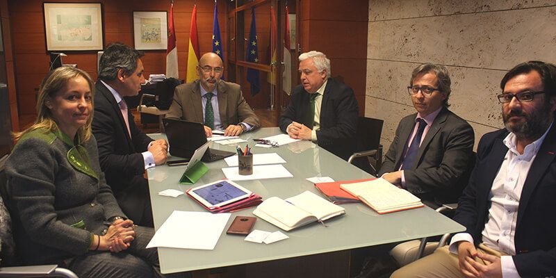 La Junta acuerda con Telefónica España iniciativas que repercutan positivamente en las personas consumidoras de la región