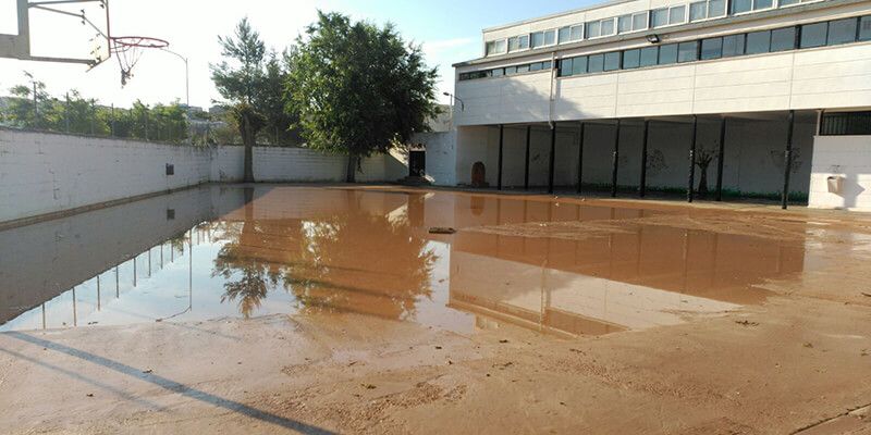 La Junta comienza las labores de limpieza en el colegio de Minglanilla afectado por la tromba de agua