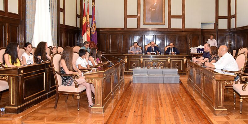 Latre felicita a los ganadores del concurso de redacción y dibujo con motivo del centenario de Buero Vallejo