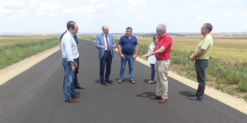Latre visita las obras de la carretera de Campillo de Dueñas
