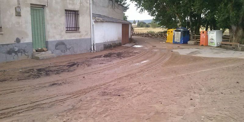 Los servicios de limpieza actúan en Villanueva de los Escuderos tras los efectos de la tormenta