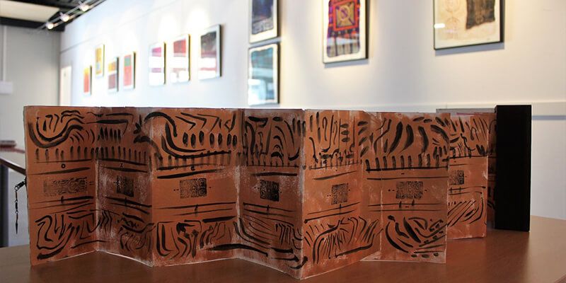 Los símbolos y signos iconográficos de las civilizaciones antiguas resucitan en la Sala de Arte de Valdeluz