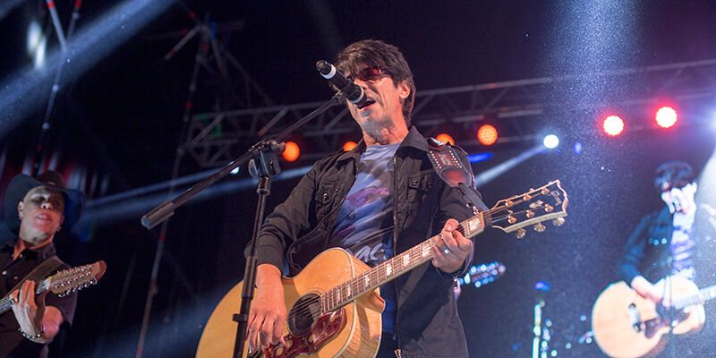 La primera jornada del Festival Canalla hace disfrutar un público que ya se prepara para Hombres G y Fernandisco como broche final esta noche