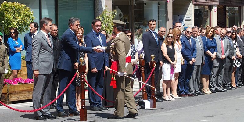 Mariscal recibe del Ministerio de Defensa la Bandera de España que ondeará en la Plaza de la Hispanidad