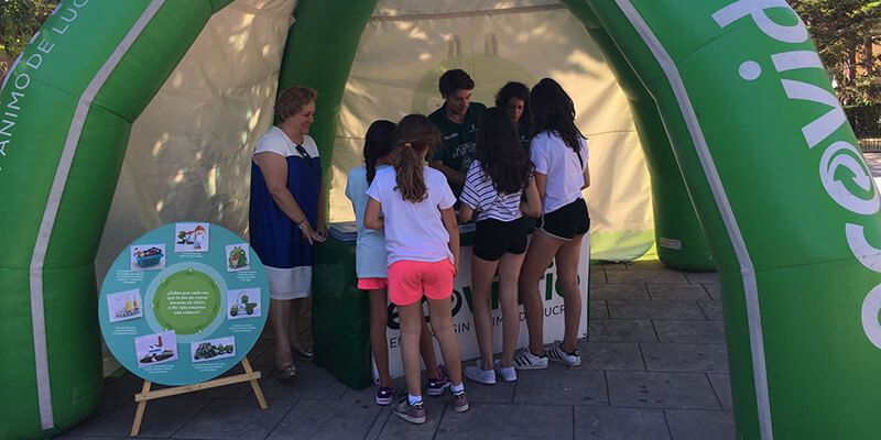 Mr. Iglú Y Ecovidrio enseñan a reciclar a los niños y ciudadanos de Alovera