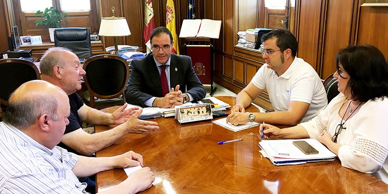 Prieto invita al alcalde de Ribatajada a concurrir al Plan de Instalaciones Municipales para hacer un vivero de empresas