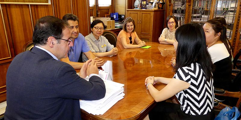 Prieto se despide de las alumnas chinas del IES Alfonso VIII tras tres meses de formación en el ciclo de Comercio y Marketing