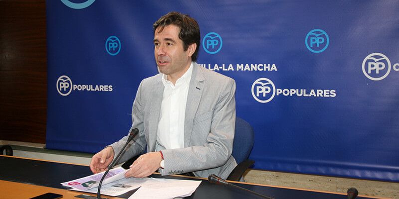 Robisco cree que Page hace el ridículo con las visitas que organiza a los solares donde no se están construyendo hospitales