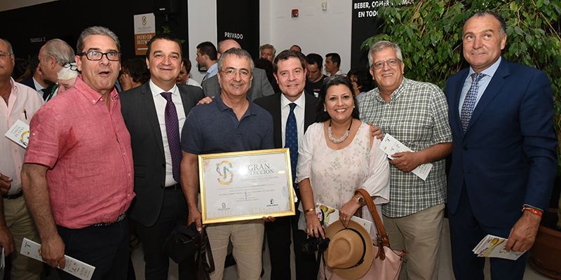 Santos López felicita a Natural Esence por el premio Gran Selección que la acredita como la mejor miel del año